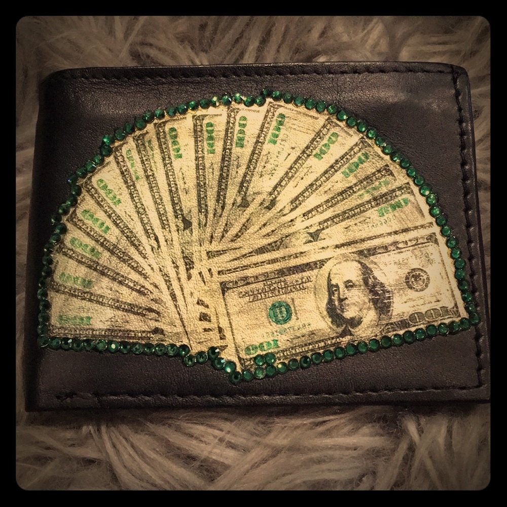 Men’s leather wallet with money design